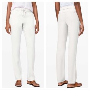 Lululemon On the Fly Pant Woven size 8 inseam 31 Pale Gray